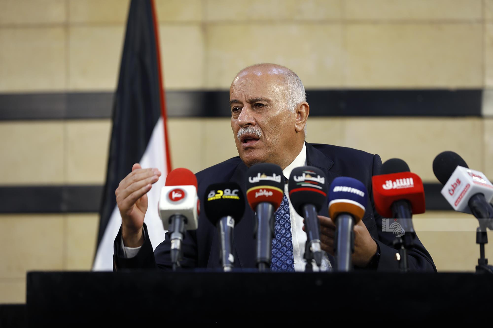 الفريق جبريل الرجوب يتحدث في مؤتمر صحفي حول إضراب المعلمين والعودة للمدارس. (تصوير محمد أبو زيد/وفا)